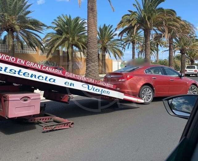 Imagen del vehículo siniestrado en el momento de ser retirado por una grúa/TA.